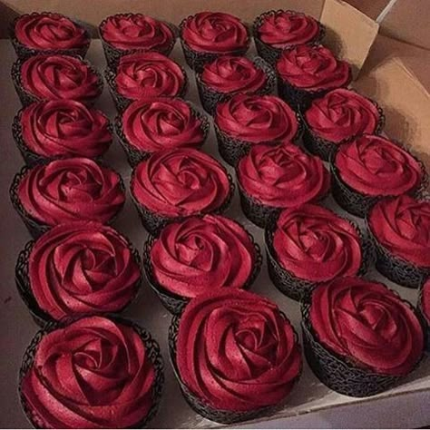 Red Cupcakes, Red Quince, Dark Wedding, Pretty Birthday Cakes, Gothic Wedding, Cute Desserts, Pretty Cakes, Cute Cakes, Pretty Food