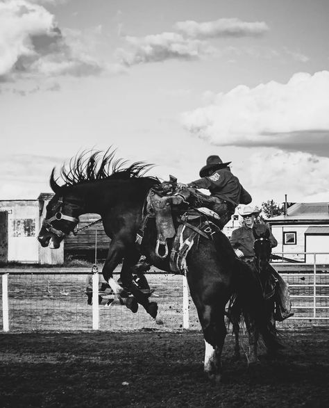 Black And White Rodeo Photography, Black And White Aesthetic Western, Cowboy Lovers Aesthetic, Black And White Cowboy Aesthetic, Western Black And White Wallpaper, Jesse Core Aesthetic, Black And White Western Pictures, Cowboys And Horses, Cowboy Esthetics