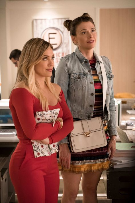 The Signature Looks and Fashion of Younger’s Leading Ladies Younger Tv Show, Younger Outfits, Younger Tv Series, Diana Outfits, Lisa Miller, Fashion Inspo Summer, Hilary Duff Style, Patricia Field, Sutton Foster