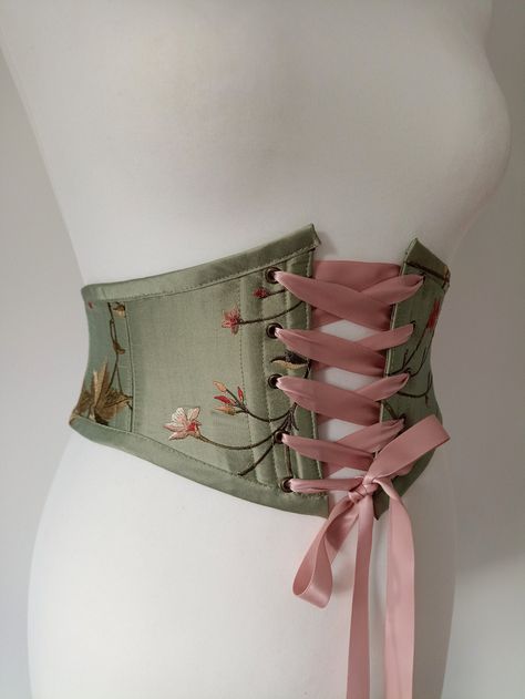 Green Corset Belt, Floral Underbust Corset, Moss Corset, Corset Designs Ideas, Green Underbust Corset, Fairy Belt, Corset Belt Outfit, Pretty Corset, Underbust Corset Belt