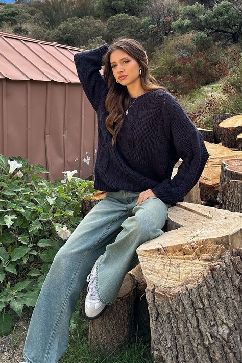 Where To Get Cable Knit Sweaters, Oversized Navy Sweater, Thick Sweater Outfit Winter, Cool Sweaters Aesthetic, Cute Outfits Sweaters, Knit Outfit Ideas, Navy Blue Cable Knit Sweater Outfits, Cute Sweaters Women, Fall Fashion School