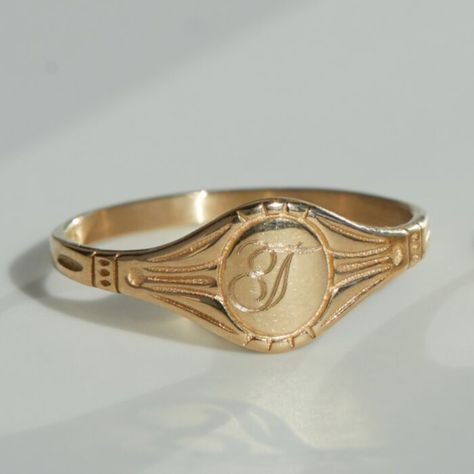 Cygnet Ring, College Ring, Catbird Jewelry, Body Chains, Zierlicher Ring, Gold Signet Ring, Jewelry Lookbook, Dream Jewelry, Jewelry Inspo