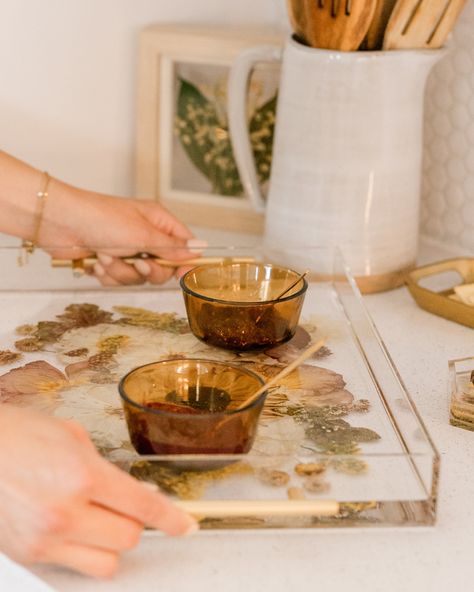 Imagine transforming your cherished floral memories into a timeless centerpiece! 💐 Our resin pressed flower serving trays are meticulously handcrafted to showcase the vibrant beauty of your favorite blooms, preserving them in a functional piece of art. Perfect for adding a personal touch to any gathering, this serving tray brings your stories to the table, literally. Ready to preserve your special moments? Visit our website at ElementDesign.com 🤍 Flower Resin Ideas, Tray On Coffee Table, Pressed Bouquet, Serving Trays Design, Resin Serving Tray, Pressed Flower Resin, Makeup Tray, Tray Coffee Table, Floral Preservation