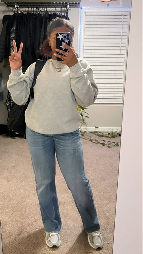 Casual School Outfits Black Women, Dark Grey Graphic Tee Outfit, Grey Sweatshirt Outfit Black Woman, New Balance Style Women Outfits, Girly Fits For School, Grey Long Sleeve Shirt Outfit, White Crewneck Outfit, Grey Crewneck Outfit, Fall Fits Baddie