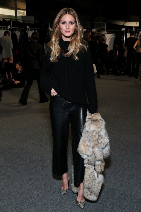 Olivia Palermo at Fashion Week Fall 2016 | POPSUGAR Fashion Estilo Olivia Palermo, Olivia Palermo Lookbook, Olivia Palermo Style, Woman In Black, Black Turtleneck Sweater, Looks Black, Olivia Palermo, Mode Inspo, Alexa Chung