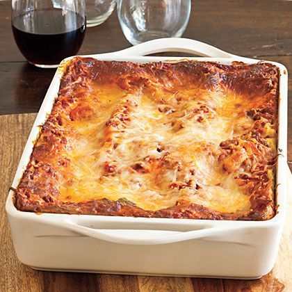 A container of refrigerated pesto adds distinctive flavor to this basic beef-and-cheese lasagna, and the unbaked lasagna can be frozen for up to three months. Resep Makanan Beku, Beef Dinners, Savory Foods, Cheese Lasagna, Beef Casserole Recipes, Kitchen Board, Dinner Meals, Freezer Cooking, Favourite Food