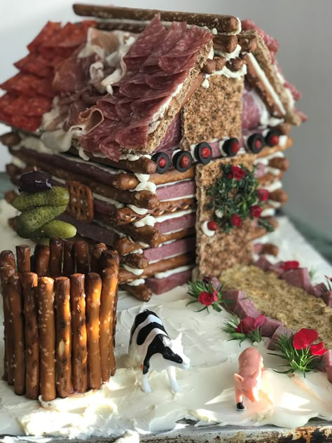 Charcuterie House, Charcuterie Chalet, Gingerbread House Ideas, Christmas Meals, Charcuterie Platter, Charcuterie Inspiration, Charcuterie And Cheese Board, Charcuterie Recipes, Christmas Gingerbread House