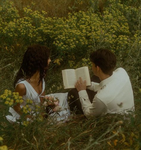 Romantic Reading Aesthetic, Couple With Books Aesthetic, Old Fashioned Couple Aesthetic, Book Reading Couple, You And Me At The End Of The World Aesthetic, Aesthetic Vintage Couple Pictures, Nature Couple Pictures, Mystery Couple Aesthetic, Old Fashioned Romance Aesthetic