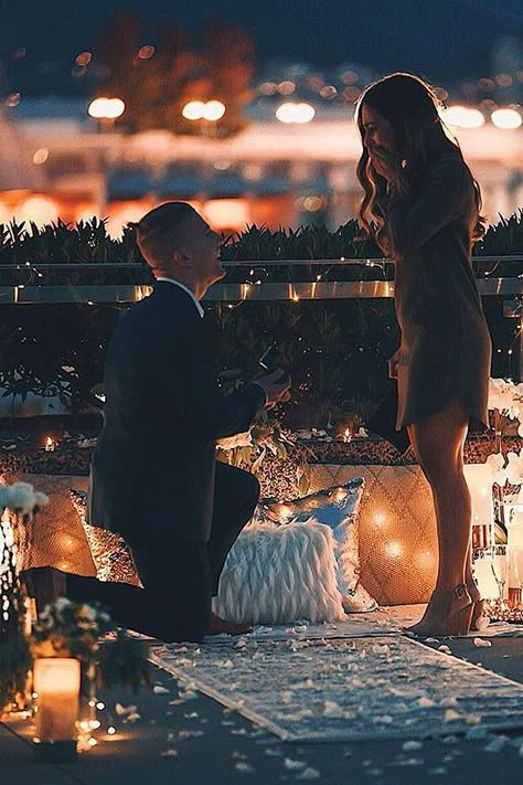 18 Unique Proposal Ideas For Unforgettable Pop The Question ❤️ unique proposal ideas man propose woman with candles ❤️ More on the blog: https://ohsoperfectproposal.com/unique-proposal-ideas/ #romanticproposalideas Man On One Knee Proposing, Proposal Set Up Ideas, Wedding Proposal Ideas, Unique Proposals, Dream Proposal, Proposal Pictures, Romantic Surprise, Proposal Photos, Set Up Ideas