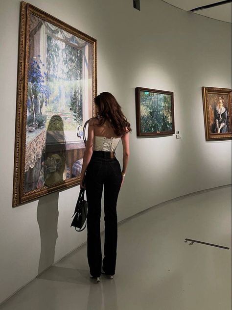 متحف فني, Museum Outfit, Museum Photography, Classy Aesthetic, Trik Fotografi, Foto Ideas Instagram, Feminine Aesthetic, Old Money Aesthetic, Pinterest Girls