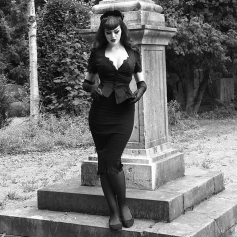 Gothabilly Outfits, 1940s Goth, 1950s Goth, 50s Goth, Gothabilly Fashion, Pinup Outfits, Pin Up Goth, Gothic Pinup, Dark Gothic Fashion