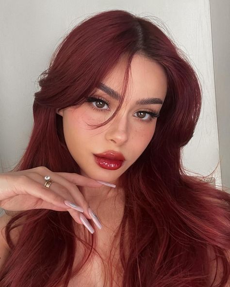 Red Hair Makeup, Cheveux Oranges, Wine Hair Color, Cherry Red Hair, Wine Red Hair, Wine Hair, Red Hair Inspo, Cherry Hair, Dark Red Hair