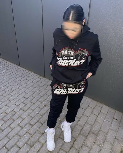 Trap Star Tracksuit, Trapstar Tracksuit Women, Trapstar Girl, Tracksuit Outfit Women Street Styles, Drip Outfits Women, Tracksuit Outfit Women, Chailee Son, Sweat Suits Outfits, Trapstar Tracksuit