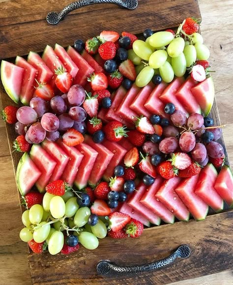 Luncheon Recipes, Fruit Platter Designs, Fruit Platters, Fruit Trays, Decorações Com Comidas, Charcuterie Board Ideas, Food Boards, Snack Board, Party Food Platters