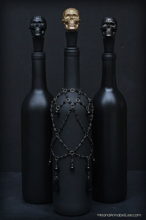 Skull Wine, Diy Skulls, Halloween Party Decor Diy, Halloween Decor Diy, Halloween Party Dinner, Black Bottle, Halloween Tattoo, Wine Bottle Diy Crafts, Black Gold Jewelry