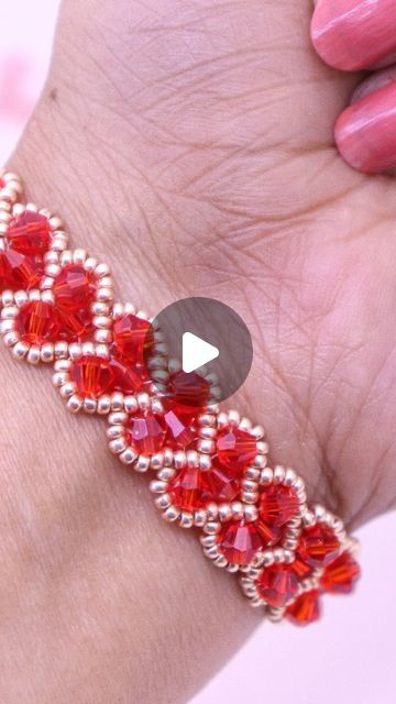 Seed Bead Heart Bracelet, Easy Diy Beaded Bracelets, Beebeecraft Tutorials Videos, Bead Heart Tutorial, Heart Bracelet Tutorial, Heart Bracelet Pattern, Easy Bracelet Patterns, Easy Beading Tutorials, Bracelet Making Tutorial