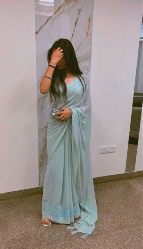 Saree Wearing Styles, Sarees For Girls, Simple Saree Designs, Saree Poses, Fancy Sarees Party Wear, Desi Fashion Casual, Simple Sarees, Stylish Photo Pose, Saree Trends