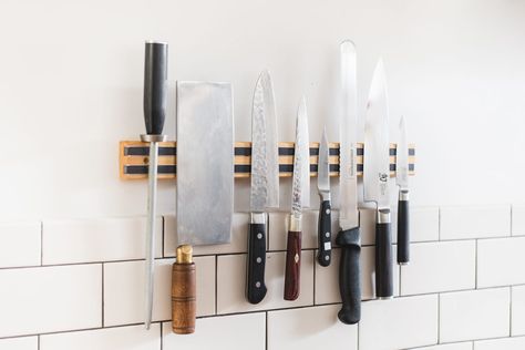 Knife Storage Ideas, Knife Magnet, Kitchen Knife Holder, Small Apartment Storage, Magnetic Knife Rack, Knife Organization, Knife Blocks, Kitchen Storage Hacks, Best Kitchen Knives