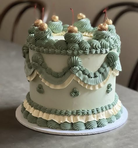 Small Decorated Cakes, Whole Foods Wedding Cake, Vintage Frosting Cake, Vintage Round Cake, Fancy Green Birthday Cake, Green Vintage Cake, Tall Vintage Cake, Bridgerton Cake, Vintage Heart Cake Green