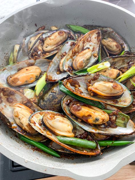 Asian Mussels Recipe, Fried Mussels Recipe, Vietnamese Stir Fry, Asian Seafood, Mussels Recipe, Shell Fish, Shellfish Recipes, Cooking Seafood, Vietnamese Food