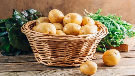 بطاطس مهروسة, Potato Basket, Container Potatoes, Potato Varieties, Canned Potatoes, Greek Potatoes, How To Store Potatoes, Easy Vegetables To Grow, Growing Potatoes