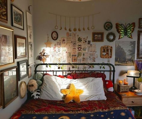 Eclectic Cottagecore Bedroom, Artsy Vintage Bedroom, Free People Bedroom Aesthetic, Bedroom Ideas Whimsical, Whimsical Cottagecore Bedroom, Artsy Maximalist Bedroom, College Dorm Room Ideas Maximalist, Whimsical House Aesthetic, Boho Whimsical Bedroom