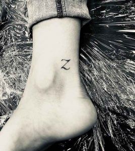 Letter Z Tattoo Design, Cursive Z Tattoo, Z Tattoo Letter Design, Letter Z Tattoo, Tattoo Letters, Tattoo 2024, Sister Tattoo Ideas, Z Tattoo, Semicolon Tattoo