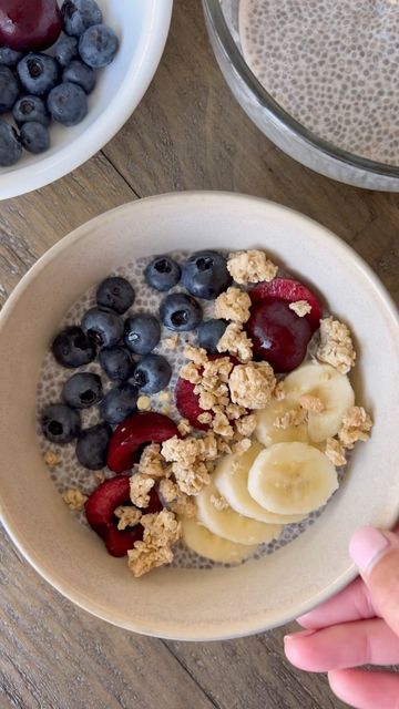 Christy Nguyen on Instagram: "Easy chia pudding bowls. You can’t go wrong with this for breakfast. You can use any fruit and toppings of your choice and the chia pudding is so simple to make. Chia seeds Milk (I used a coconut/almond mixed one) Vanilla Cinnamon Honey Refrigerate for 30 minutes. If it is too thick just add more milk. #breakfast #chia #chiapudding #chiabowl #healthybreakfast #fruitbowl #easyrecipes" Chia Seed Pudding Bowl, Chia Bowl Breakfast, Chia Seed Bowl, Breakfast Ideas Low Calorie, Simple Breakfast Ideas Healthy, Healthy Breakfast Chia, Chia Seeds Breakfast, Chia Bowls, Fruit Breakfast Ideas