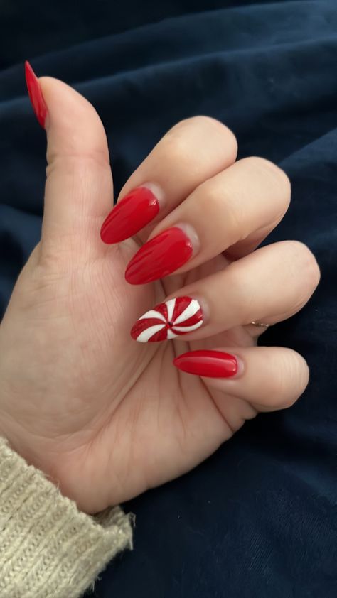 Christmas nails peppermint gelx candy cane nails Red Peppermint Nails, Candy Cane Pedicure, Candy Cain Nails, Christmas Nails Peppermint, Peppermint Nails, Candy Cane Kids, Ring Finger Nails, Western Nails, Candy Cane Nails