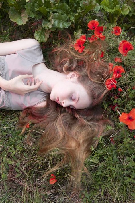 . Woman Laying, Fairytale Fashion, Eyes Closed, Pre Raphaelite, 인물 사진, The Grass, On The Ground, 그림 그리기, Red Flowers