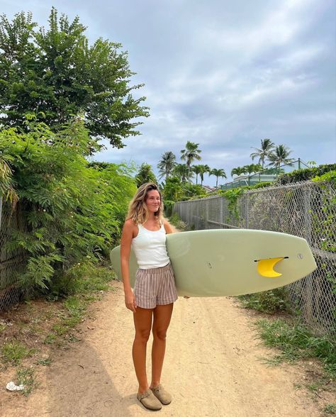 Surfer Girl Aesthetic Outfit, Surf Girl Outfits, Girl Surfing Aesthetic, Surf Aesthetic Outfit, Granola Outfits Summer, Granola Girl Summer Outfits, Bellbottoms 70s, Granola Girl Aesthetic Outfits, Surfer Girl Outfits