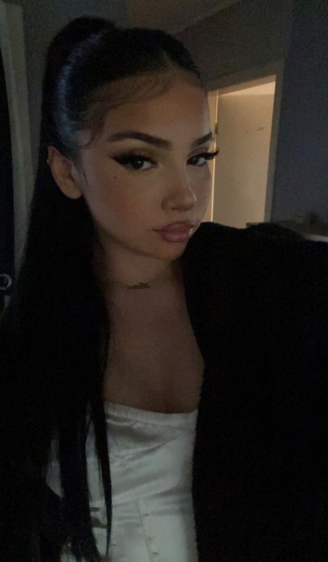 Baddie Hairstyles Latina, Cute Latina Hairstyles, Latina Hairstyles, Latina Hair, Latina Makeup, Y2k Hairstyles, Cute Makeup Looks, Hair Stylies, Slick Hairstyles