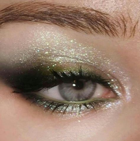 Green Makeup For Wedding, Edgy Eyeliner, Stylish Eyeliner, Green Dress Makeup, Eyeliner Tutorials, Eyeliner Techniques, Maquillage On Fleek, Mekap Mata, Funky Makeup