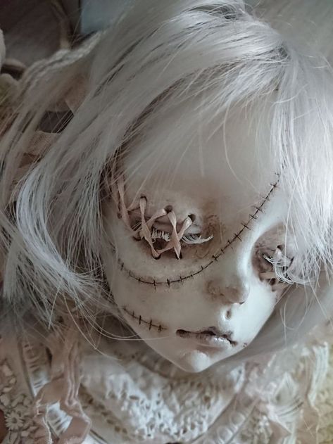 Porcelain Doll Aesthetic, Doll Drawing, Broken Doll, Best Makeup Artist, Doll Aesthetic, Doll Makeup, Creepy Dolls, Doll Parts, Pretty Dolls