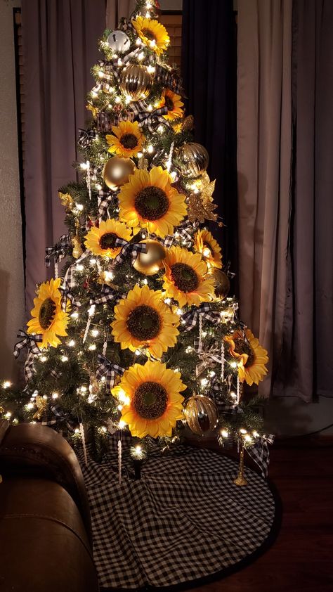 Sunflower Christmas Tree, Sunflower Christmas, Sunflowers Decor, Vintage Fall Decor, Summer Tree, My Sunflower, Summer Trees, Fall Trees, Alternative Christmas