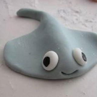 Clay Date Ideas Made Easy: Perfect for Beginners and Experts Easy Clay Sea Animals, Stingray Birthday Cake, Air Dry Clay Stingray, Playdoh Ideas Animals, Air Dry Clay Sea Animals, Fish Clay Art, Clay Stingray, Stingray Craft, Clay Sea Animals