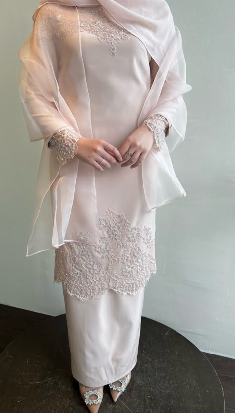 Malay Engagement Dress, Shantung Silk Kurung Design, Hijab Outfit Wedding, Malay Wedding Dress Nikah, Baju Kurung Outfit, White Baju Kurung, Tunang Outfit, Baju Kurung Wedding, Bridesmaid Kurung