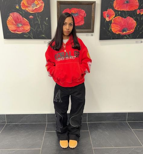 Jordan 1 Black And Red Outfit, Tomboy Style Black Women, Red Hoodie Outfit Black Women, Red Dunk Outfit, Red Outfit Streetwear, Tomboy Fashion Aesthetic, Spider Hoodie Outfit, Red Bandana Outfit, Sweatpants Outfit Black Women