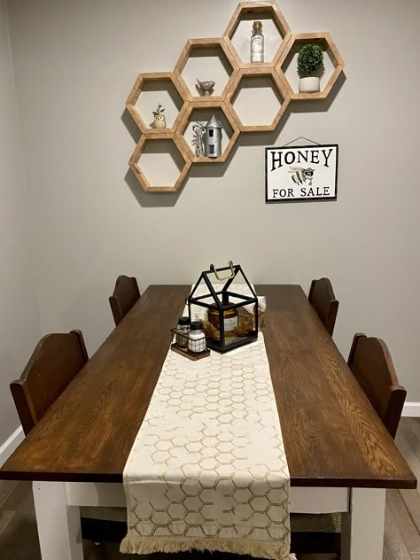 Bee Dining Room Decor, Bees Kitchen Decor, Honey Theme Kitchen, Bee Themed Living Room, Bumble Bee Kitchen Theme, Honey Bee Bathroom Theme, Bumble Bee Kitchen Decor Ideas, Honey Kitchen Decor, Bee Decor For Kitchen