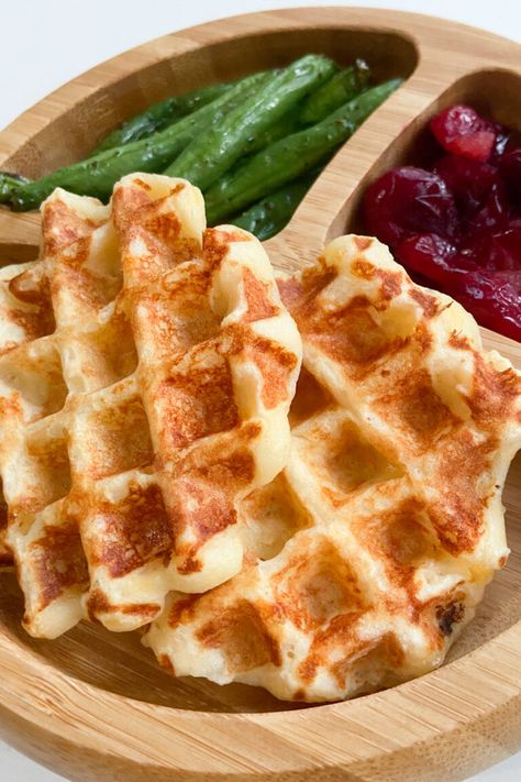 Mashed Potato Waffles, Dash Waffle Maker, Tiny Bellies, Classic Waffle Recipe, Potato Waffle Recipe, Baby Weaning Foods, Baby Led Weaning Ideas, Best Waffle Recipe, Baby Lunch