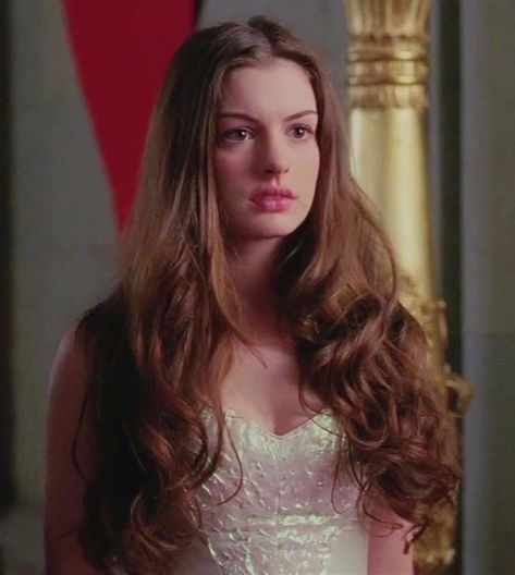 Anne Hathaway Hair, Emmanuelle Vaugier, Ella Enchanted, Princess Diaries, Female Actresses, Anne Hathaway, Iconic Women, Celebrity Look, Pretty Hairstyles