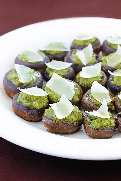 Easy Pesto Stuffed Mushrooms -- the perfect quick appetizer that everyone always loves!! | gimmesomeoven.com Pesto Mushrooms, Gimme Some Oven, Mushroom Recipes, Appetizers For Party, Appetizers Easy, Finger Food, Appetizer Snacks, Finger Foods, Quinoa