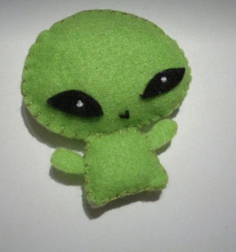 Proflies Pictures Aesthetic, Home Made Plushies, Alien Room Aesthetic, Green Alien Aesthetic, Weird Trinkets, Aliencore Outfit, Aliencore Aesthetic, Alien Plushies, Aliens Aesthetic