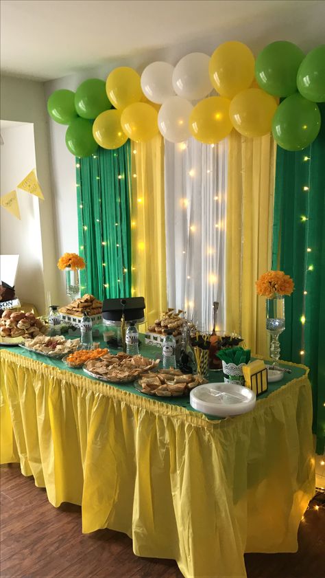 Graduation table decor Yellow And Green Birthday Decorations, Green And Yellow Birthday Party Decor, Lime Green And Yellow Party Decorations, Green And Yellow Party Ideas, Green And Yellow Decorations Party, Green And Yellow Food Ideas, Brazil Party Decorations, Green And Yellow Graduation Party Decor, Brazil Decorations