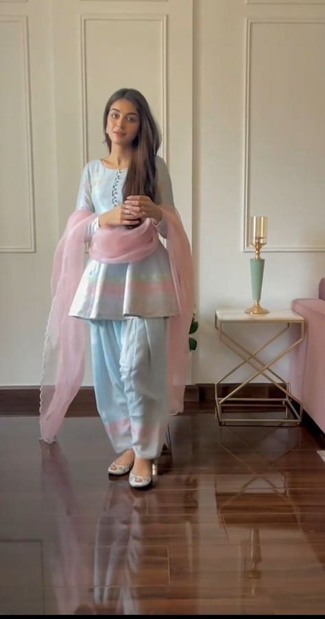 Trendy Outfits Indian, Simple Frocks, Outfits Indian, Stylish Short Dresses, Casual Indian Fashion, Salwar Kamiz, Pakistani Dresses Casual, Dresses Traditional, Desi Fashion Casual