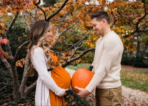 Maturity Photoshoot Pumpkin Patch, Pumpkin Bump Pictures, Maternity Pumpkin Costume, Pumpkin Patch Bump Pictures, Halloween Maturity Pictures, Pregnant Fall Outfits Pumpkin Patch, Fall Theme Maternity Shoot, Maturity Photoshoot Fall, Fall Bump Pictures