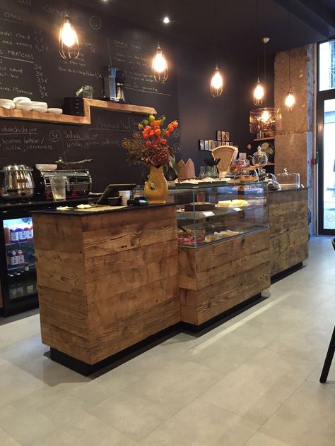 Rustic Coffee Shop Interior Design, Rustic Coffee Shop, Coffee Shop Counter, Vintage Coffee Shops, Cafe Display, Bakery Interior, Rustic Cafe, Coffee Shop Business, Bakery Design Interior