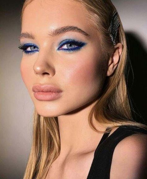 Best Eyeshadow Colors For Blue Eyes To Make Them Pop Blue Eyeliner Makeup, Blue Eyeshadow Looks, Blue Eyes Pop, Cute Eyeshadow Looks, Eyeshadow For Blue Eyes, Blue Eyeliner, Smink Inspiration, Best Eyeshadow, Makijaż Smokey Eye