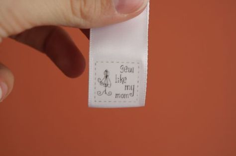 Best sewing label tutorial I've ever seen, from Sew Like My Mom. Thanks, Pal! Clothes Labels, Knitting Labels, Make Your Own Labels, Craft Label, Sewing Labels, Diy Labels, How To Make Labels, Labels Diy, Quilt Labels