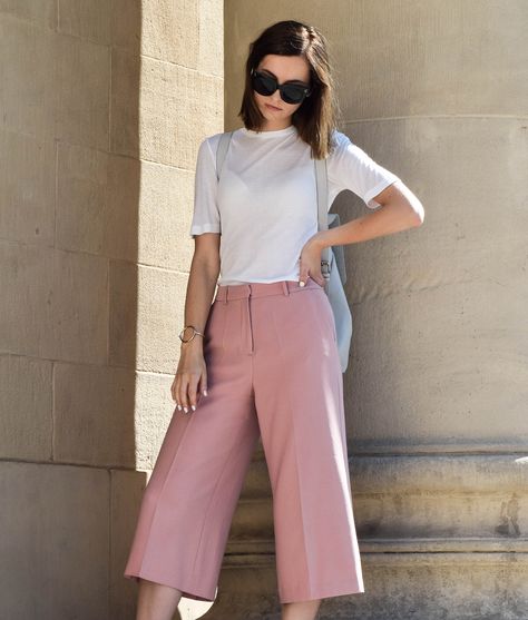 Pink culottes, minimalistic jewelry and grey bag pack, more on afnewsletter.com Pink Culottes Outfit, Pink Culottes, Culottes Outfit, Minimalistic Jewelry, Ideas De Outfits, Grey Bag, Bag Pack, Soft Autumn, Pink Outfit